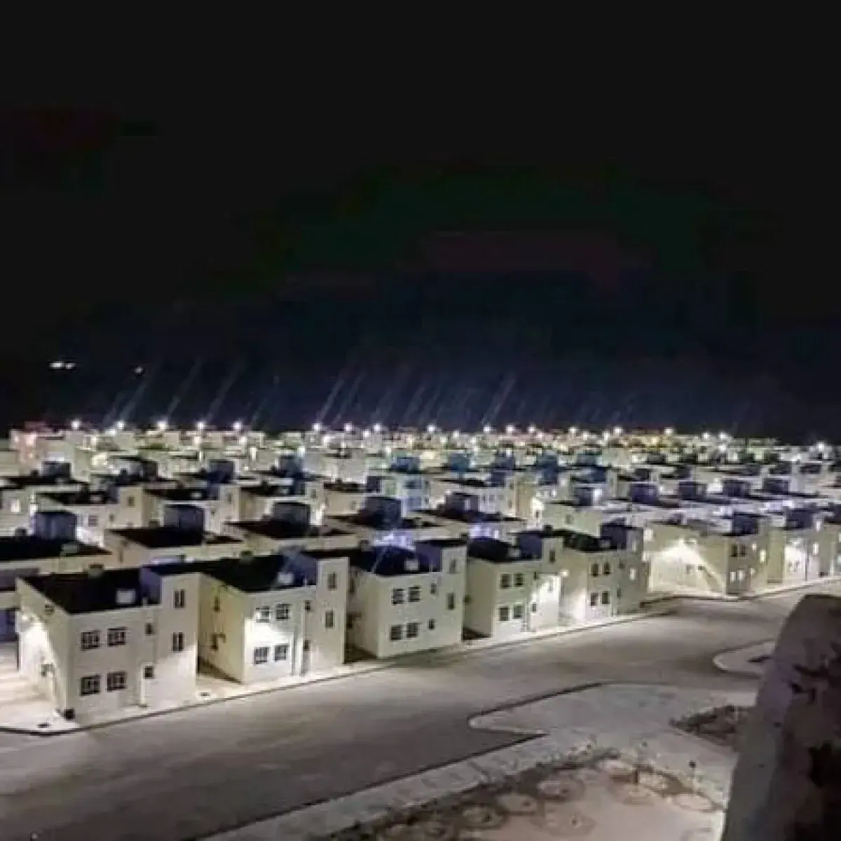 الحوثيون يقتحمون منزل الإعلامي نمران في مدينة الثا...