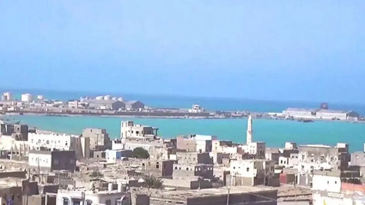تقارير:خنادق و معدات إيرانية وتحركات حوثية تعزز الوجود العسكري بالساحل الغربي لليمن