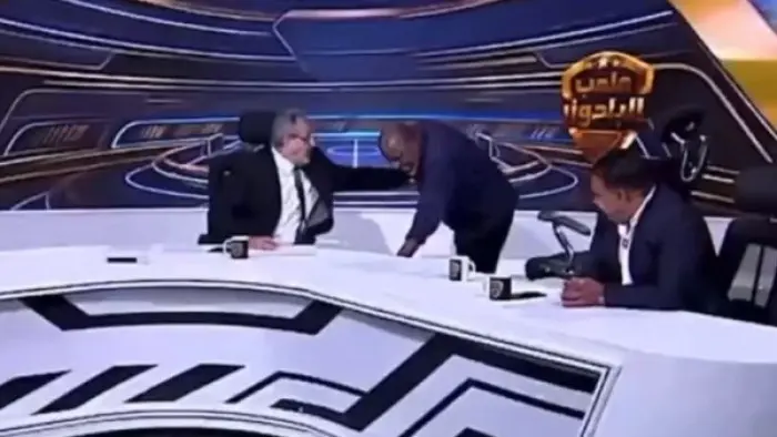 ربيع ياسين ينسحب على الهواء بعد مشادة مع أسامة حسن