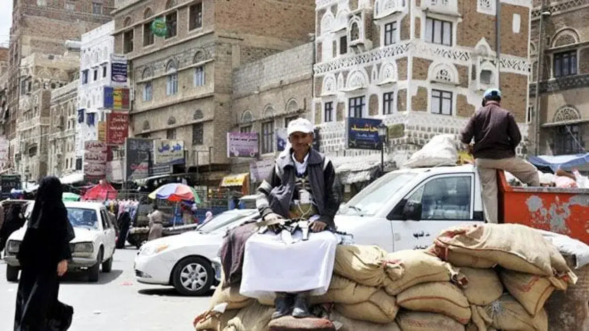 سقوط القلاع الرمادية .. صنعاء بين هلع الهروب وبشائ...