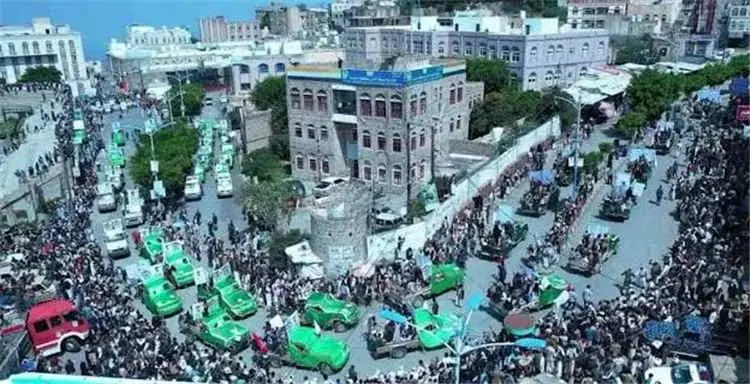 الحوثيون يشيّعون 73 عنصرًا بينهم 25 ضابطًا في يوم...