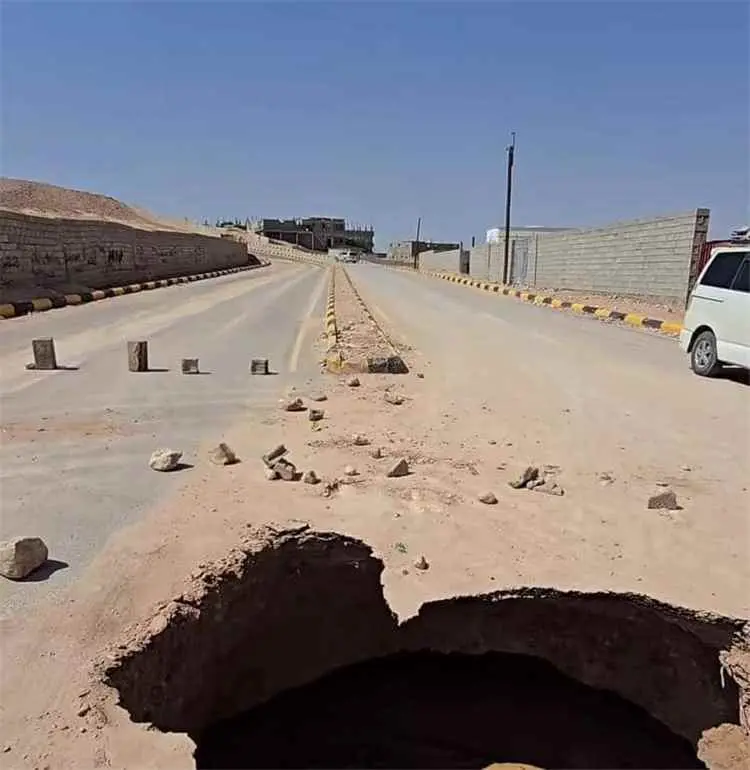 انهيار بيارة يتسبب بهبوط أرضي بشارع المحافظ بعتق