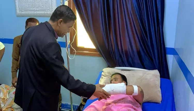 التميمي يطمئن على صحة أحد ضباط القوات المسلحة الجن...