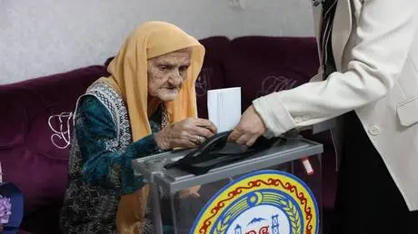 أكبر معمرة في روسيا تصوت من منزلها بغروزني بحضور م...