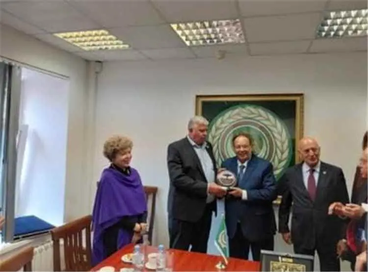 تكريم الرئيس علي ناصر محمد في ختام مؤتمر «شعوب الع...