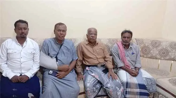مدير عام غيل باوزير يطمئن على صحة المدير السابق لل...
