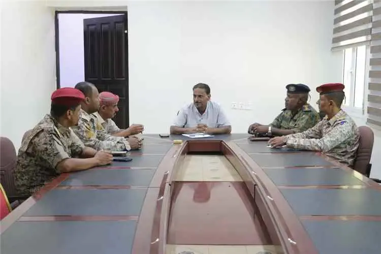 اللجنة الأمنية بالشحر تناقش جملة من التدابير والإج...