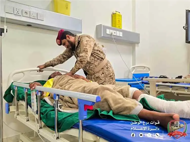 قائد الفرقة الثالثة يتفقد الجرحى ويشيد بتضحياتهم