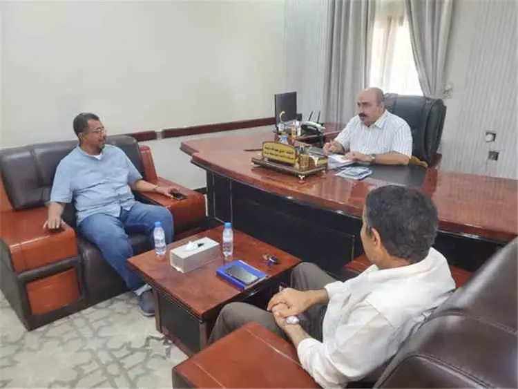 مدير تربية ساحل حضرموت يلتقي مدير مؤسسة حضرموت لمك...