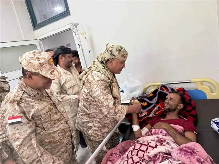 قائد محور تعز يزور جرحى الجيش والمقاومة في المستشف...