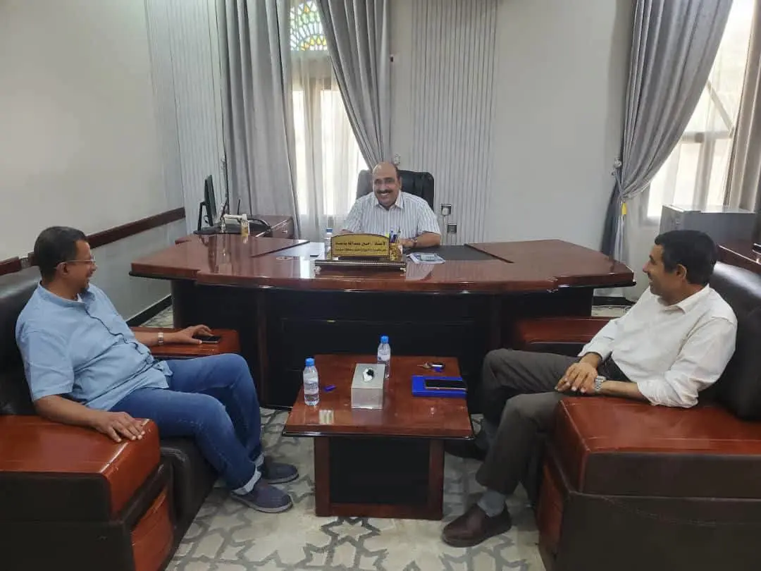 مدير تربية ساحل حضرموت يلتقي مدير مؤسسة حضرموت لمك...