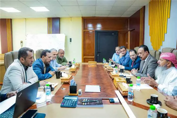 وزير الدولة محافظ عدن يناقش مع وزيري الأشغال والكه...