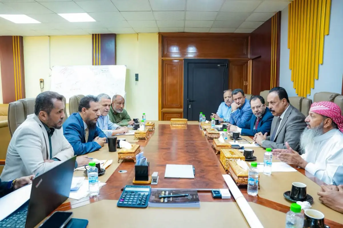 وزير الدولة محافظ العاصمة عدن يناقش مع وزيري الأشغ...