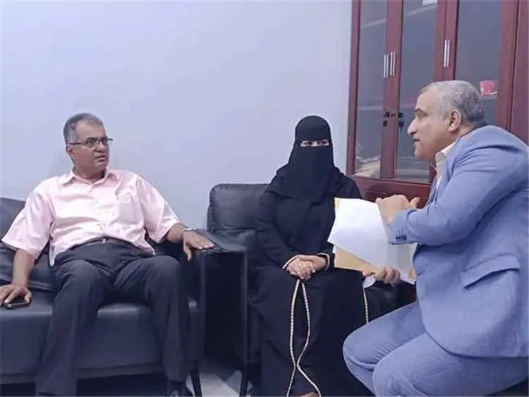 القطيبي والقلعة يبحثان تعزيز الأداء الخدمي والإدار...
