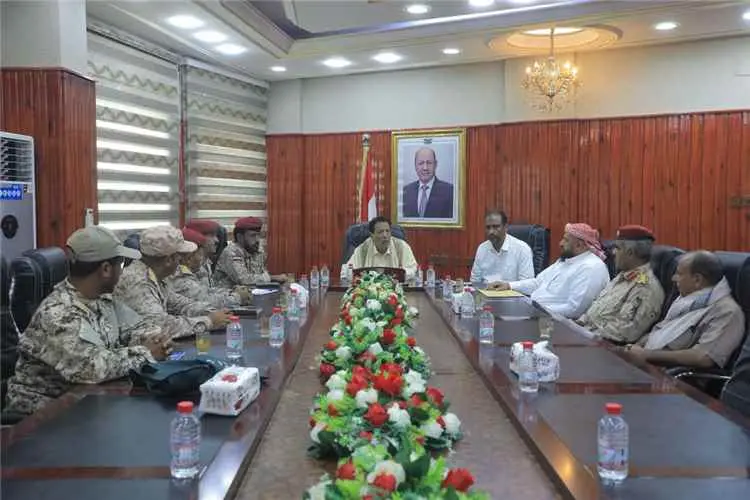 محافظ المهرة يلتقي اللجنة المكلفة من وزارة الدفاع...