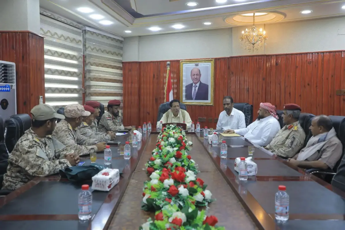 محافظ المهرة يلتقي اللجنة المكلفة من وزارة الدفاع...