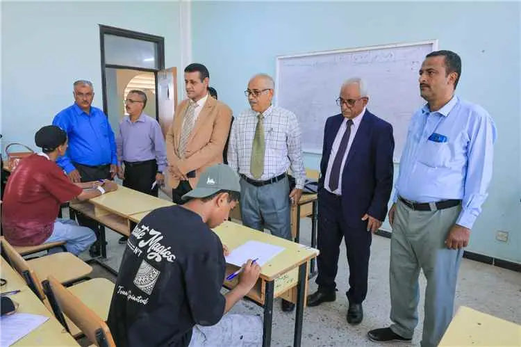 نائب رئيس جامعة عدن لشؤون الطلاب يتفقد سير امتحانا...