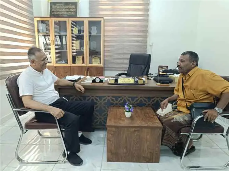مدير عام التعليم الفني بعدن يستقبل الصحافي محمد أح...
