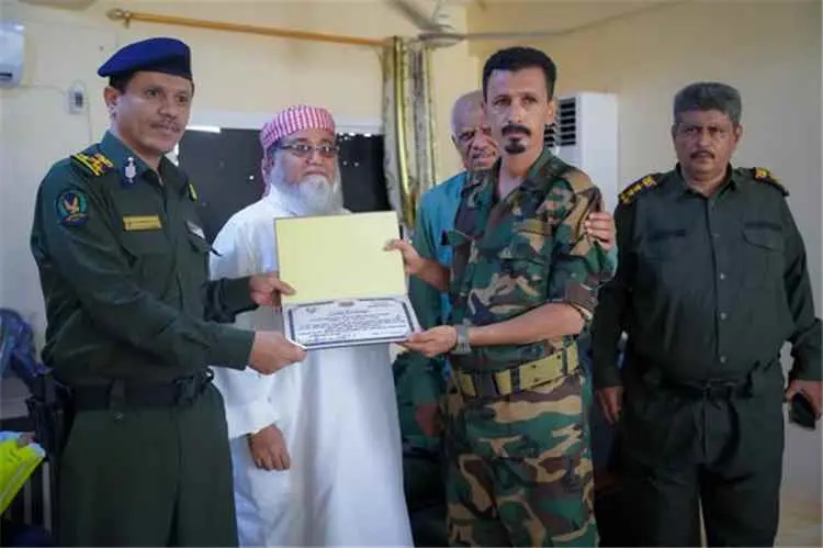 مدير أمن أبين يكرّم مدير أمن زنجبار وأفراد الأمن ت...