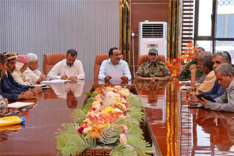 مدير عام خورمكسر يترأس اجتماعاً أمنياً لتعزيز التن...