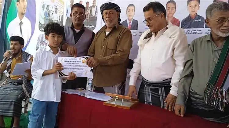 مدرسة يسلم حسين بيافع رصُد تكرّم كوادرها وطلابها الأوائل والداعمين للتعليم