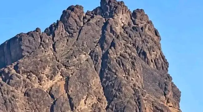 علم الجنوب شامخاً فوق قمم كهبوب.. نروي ترابك بدمائ...