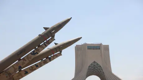 الحرس الثوري يوجه إنذاراً لواشنطن وتل أبيب بـ "ضربات حاسمة" تمحو وجودهما من المنطقة