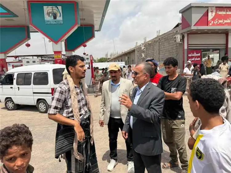 وكيل محافظة لحج الداؤودي يتفقد محطة القرش النفطية بالفيوش ويشدد على آلية جديدة لتوزيع الغاز المنزلي