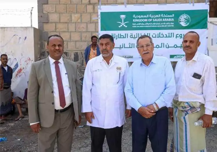 وكيل محافظ تعز يدشن توزيع 6,860 سلة غذائية للنازحي...