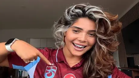 عاشقة محمد صلاح تلاحقه إلى طرابزون وتوجه له رسالة...