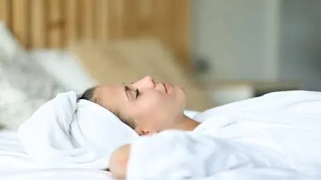 شعر مبلل قبل النوم.. ما الأضرار التي يحذر منها الأ...