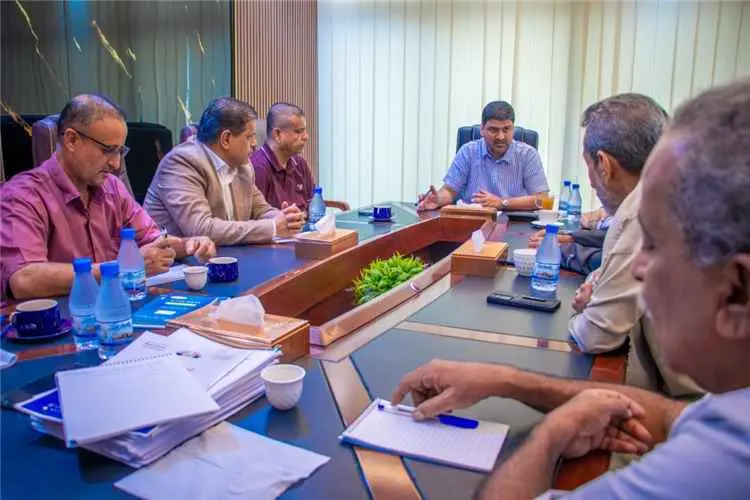 المدير التنفيذي لشركة النفط اليمنية يلتقي رئيس مصل...