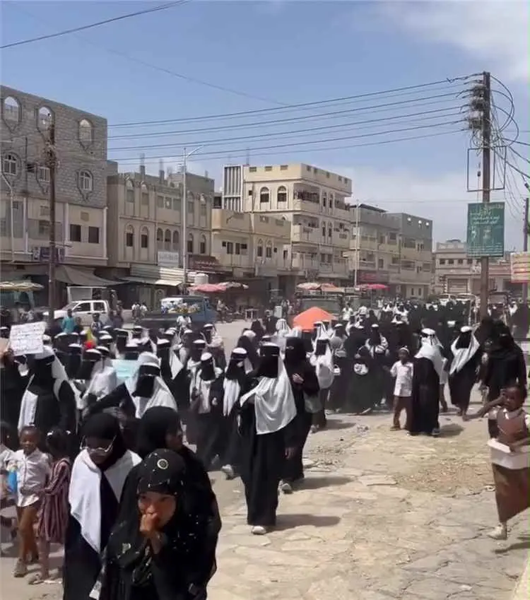 احتجاجات غاضبة في المكلا رفضًا لفصل المعلمين المتع...