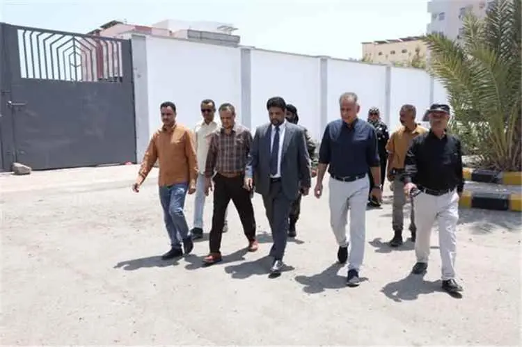 وزير التعليم الفني والتدريب المهني يتفقد مكتب عدن ويطلع على سير العمل وأوضاع القطاع