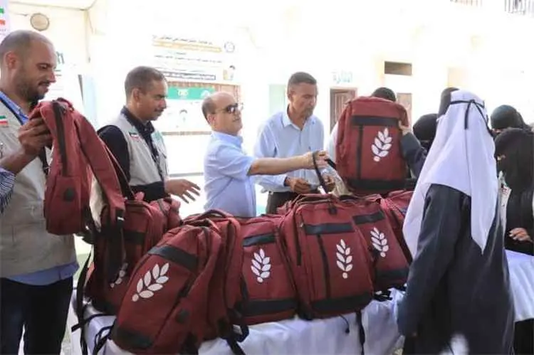 مدير عام دارسعد يدشن توزيع الحقيبة المدرسية المتكا...