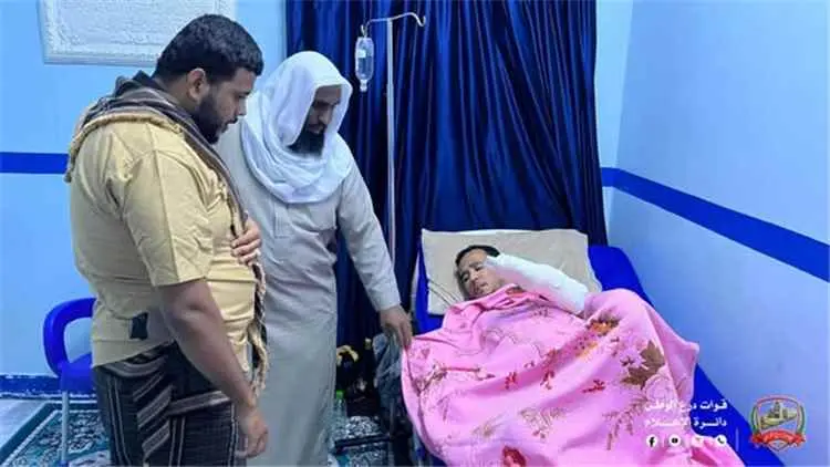 قيادة الفرقة الثانية تتفقد جرحى منتسبيها في مستشفى...