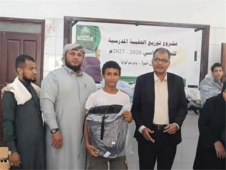 مدير عام المعلا يزور مدرسة حمزة ويشارك في توزيع ال...
