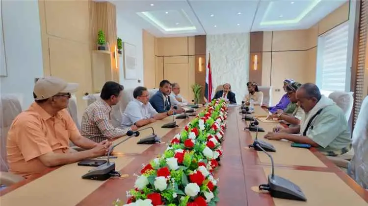 مناقشة قضايا الصرف الصحي والإصحاح البيئي بمدينة عت...