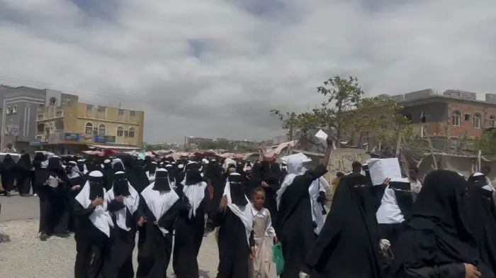 مسيرات طلابية بساحل حضرموت ترفض فصل المعلمين المتع...