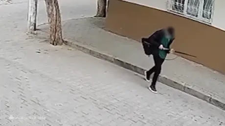 كاميرات المراقبة توثق طالبا مسلحا أطلق النار أمام...