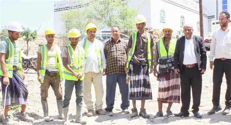 مدير عام مديرية الحصين يدشن مشروع رصف طريق الحيك