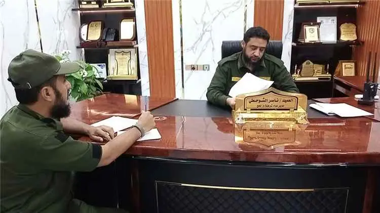 مدير أمن لحج يناقش خطة أمنية لحماية مخيمات النازحي...