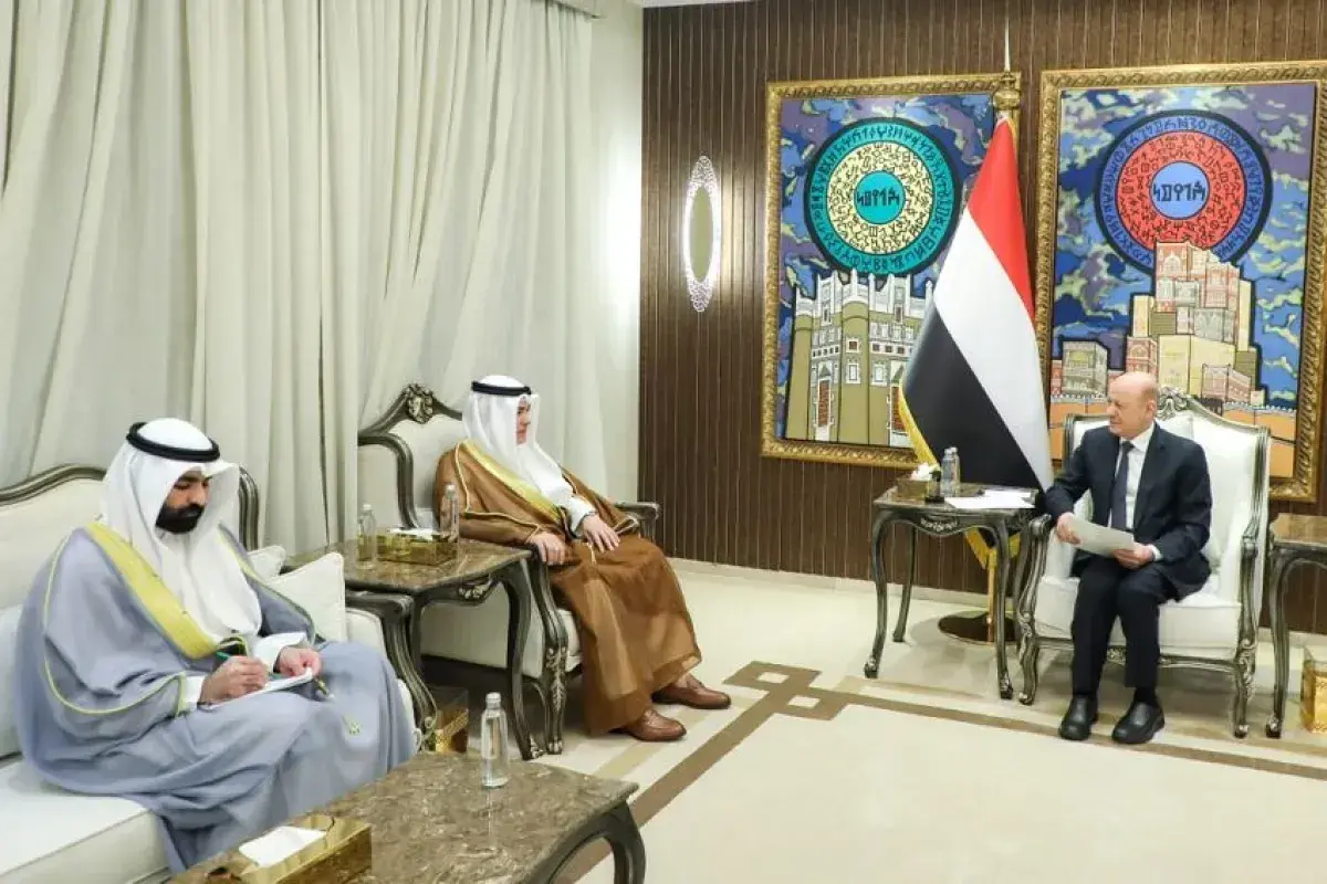 العليمي يؤكد حرص اليمن على تعزيز التعاون واستئناف المشاريع الكويتية