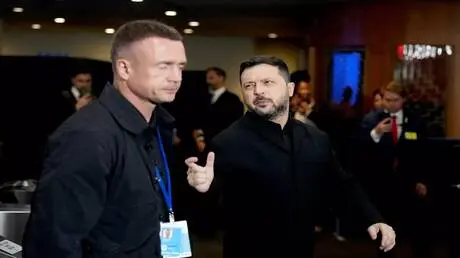 زيلينسكي يصل نيويورك بلباس غريب لايتوافق مع المناس...