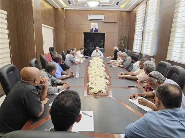 وزير الخدمة المدنية والتأمينات يترأس اجتماعاً لمجل...