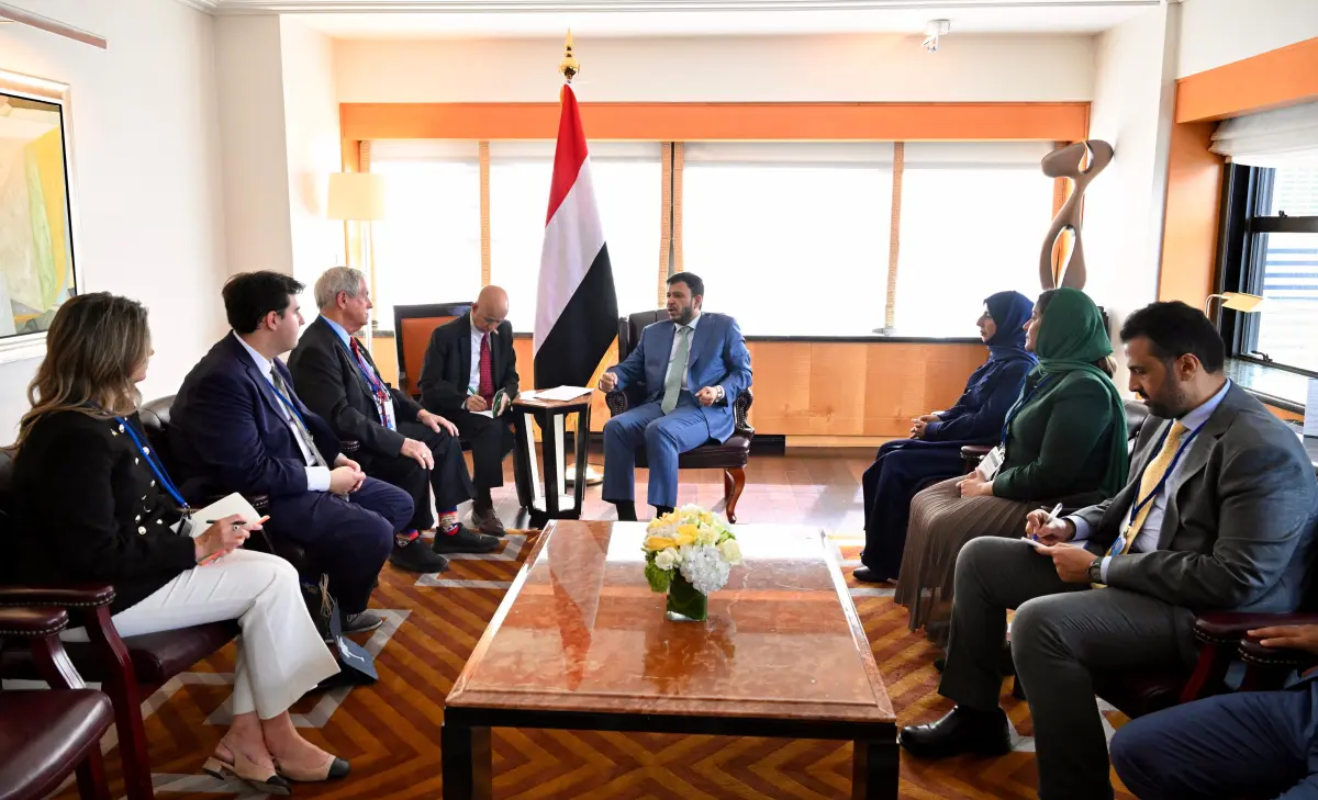 الدكتور عبدالله العليمي يبحث تطورات اليمن والتهديد...