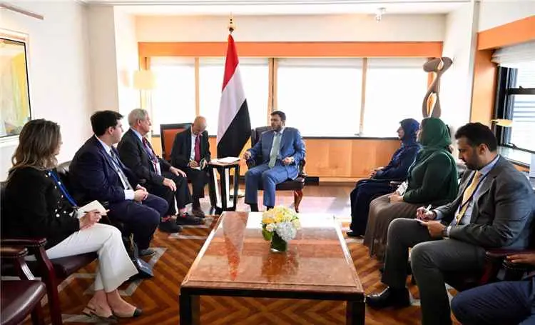 الدكتور عبدالله العليمي يبحث تطورات اليمن والتهديد...