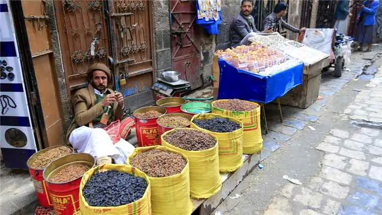 اقتصاد الرصيف ملاذ اليمنيين لمواجهة الغلاء