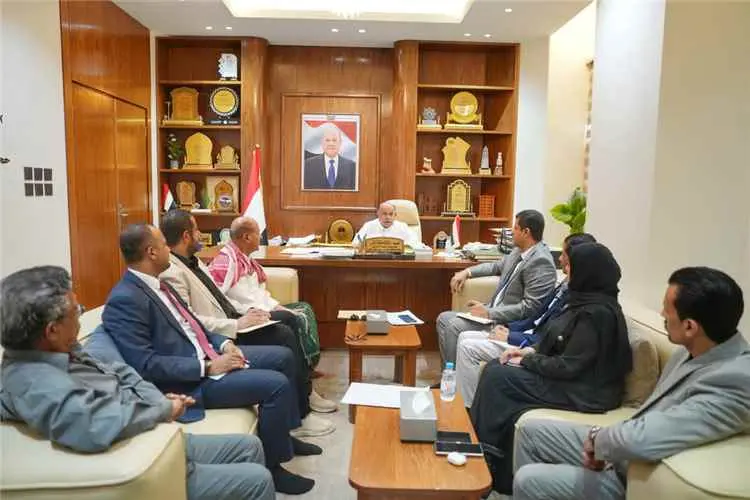 الخنبشي يبحث مع وكلاء حضرموت مستجدات الأوضاع الوطن...