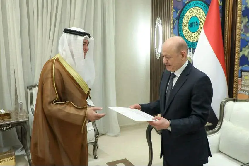 رئيس مجلس القيادة يتسلم رسالة جوابية من أمير دولة...